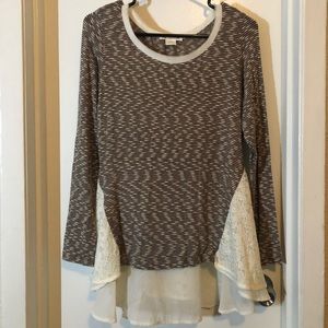 Beautiful long sleeve shirt with a lace back! 😍